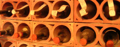 Antiche bottiglie di Brunello di Montalcino in affinamento